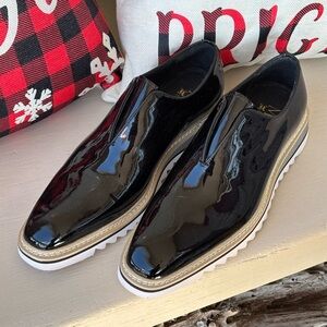 Carrucci KS550-08P laceless loafer with a black patent leather upper size 42/9